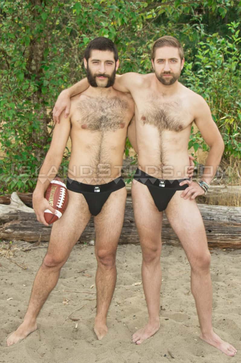798px x 1200px - Bearded totally hairy outdoor Oregon jocks uncut Andre and furry cock Mark  in hot duo action â€“ Naked Gay Porn Pics